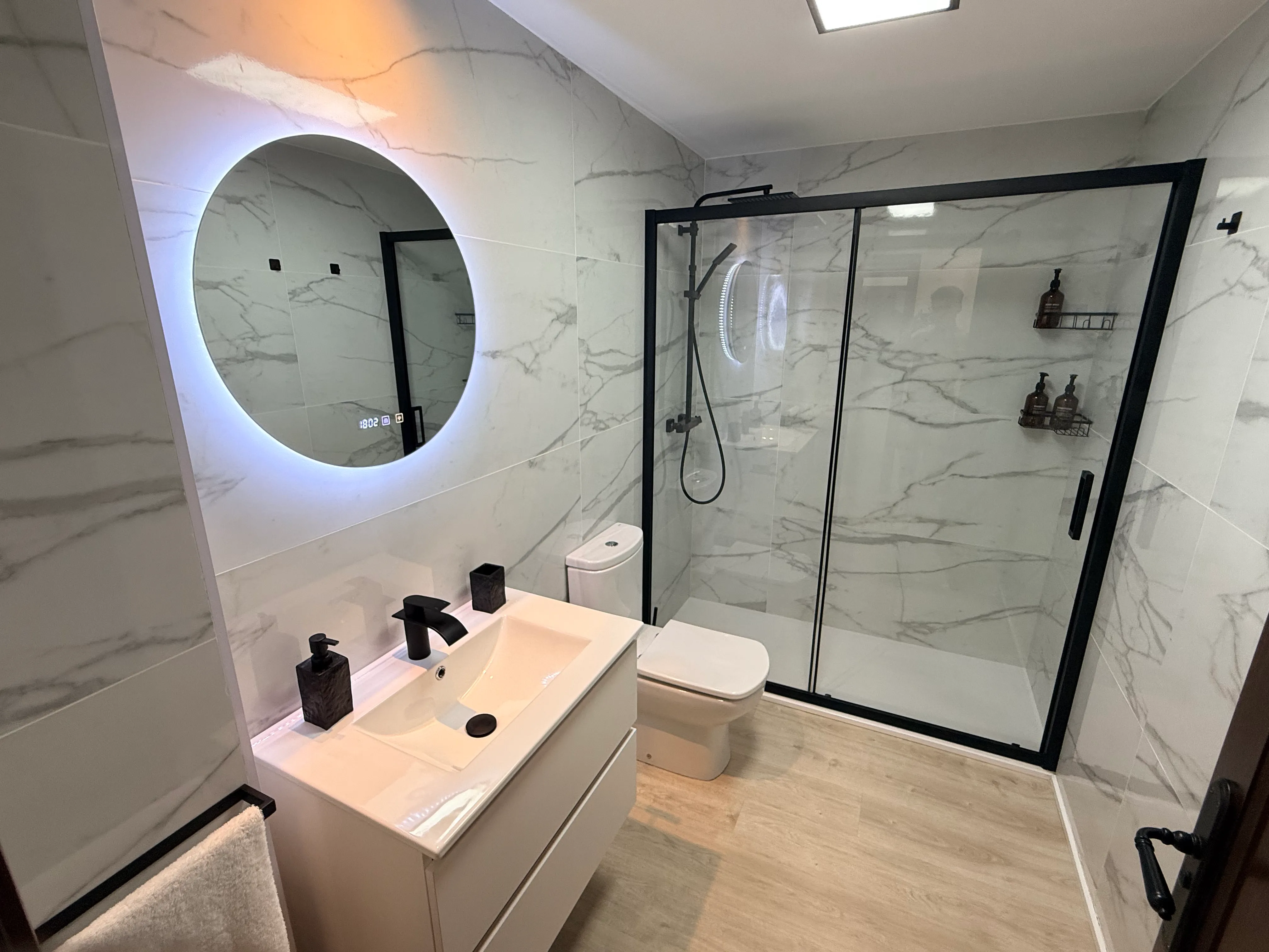 Hacienda del Álamo apartment bathroom